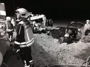 Menschenrettung nach VU – mehrere eingeklemmte Personen!